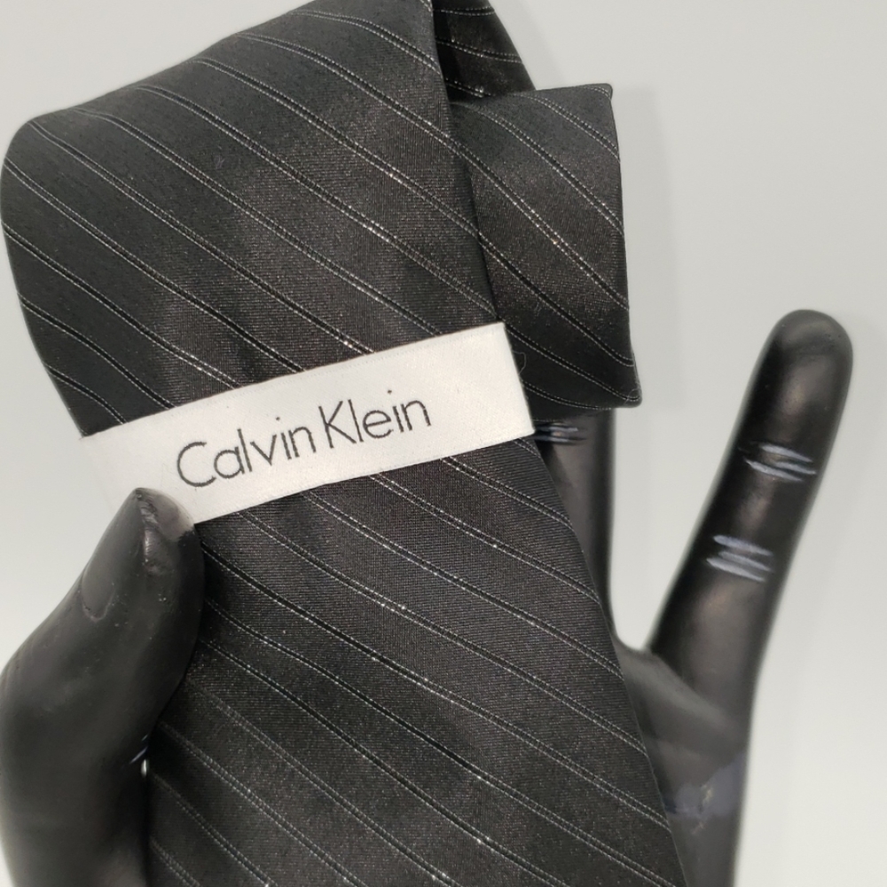CALVIN KLEIN MAN TIE.